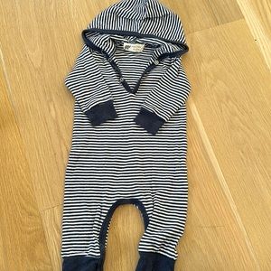 Monica and Andy organic cotton onesie w hood 3-6